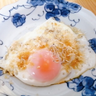 ちりめんじゃことパン粉の目玉焼き